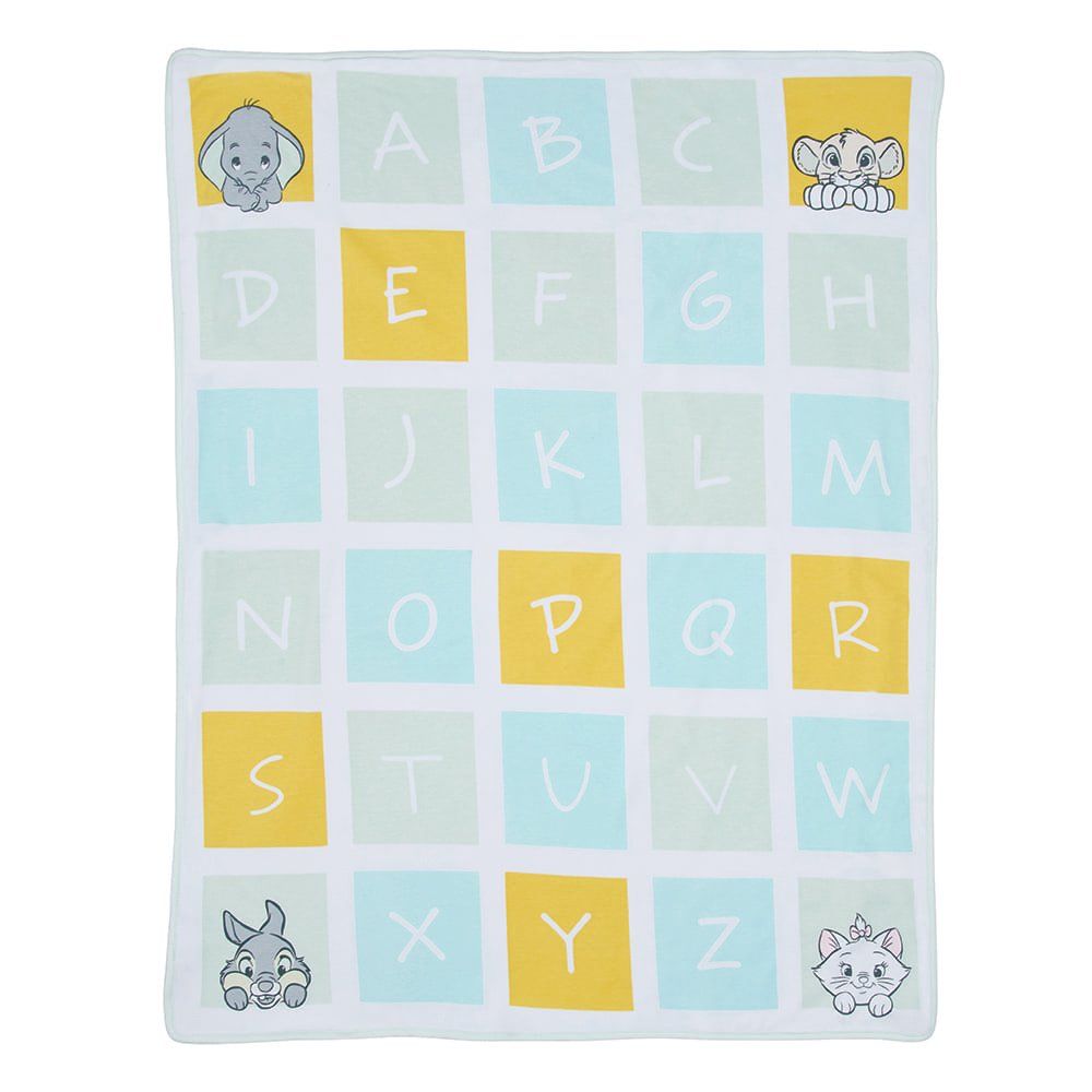 Alfabet babydeken met Winnie de Pooh-figuren. Blauwe, gele en witte vierkantjes met letters.