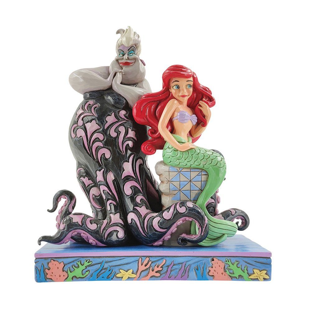 Beeldje van Ursula met Ariel. Ursula torent boven Ariel uit, die zit; beiden staan op een sokkel met een patroon.