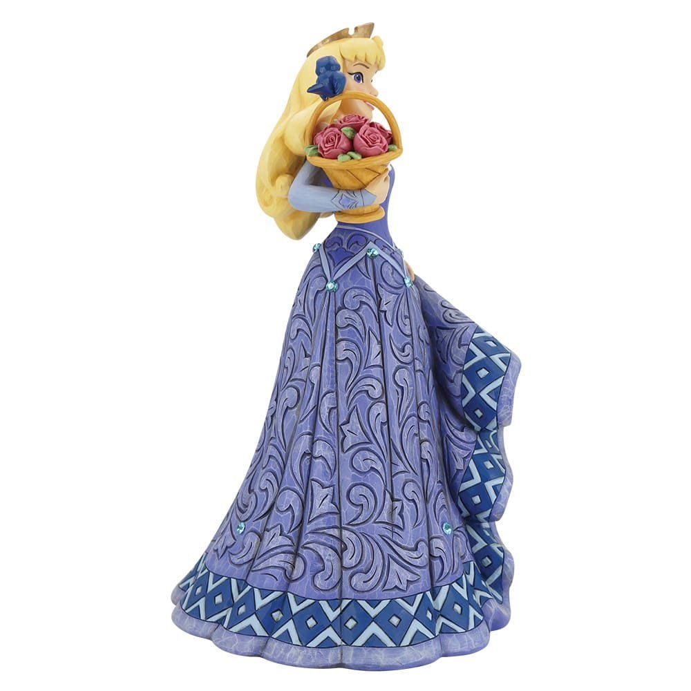 Disney prinses Aurora-figuurtje in een paarse jurk, met een mandje rozen in haar handen.