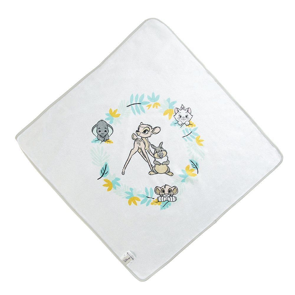 Witte zakdoek met een kruissteekmotief van Bambi en zijn vriendjes, omringd door een bloemenkrans in pastelkleuren.