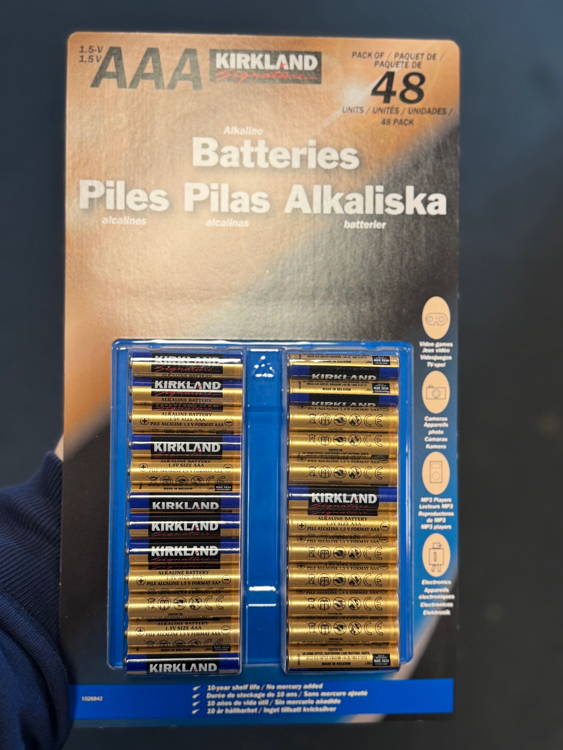 Kirkland AAA alkalinebatterijen, verpakking van 48 stuks. Bruine en blauwe verpakking, met de batterijen zichtbaar aan de binnenkant.