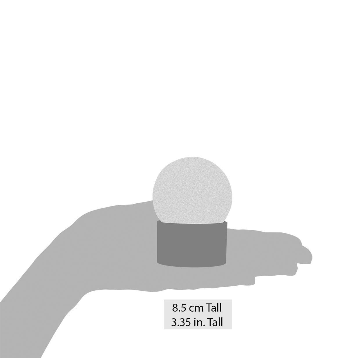Een hand die een sneeuwbol vasthoudt, 8,5 cm hoog.