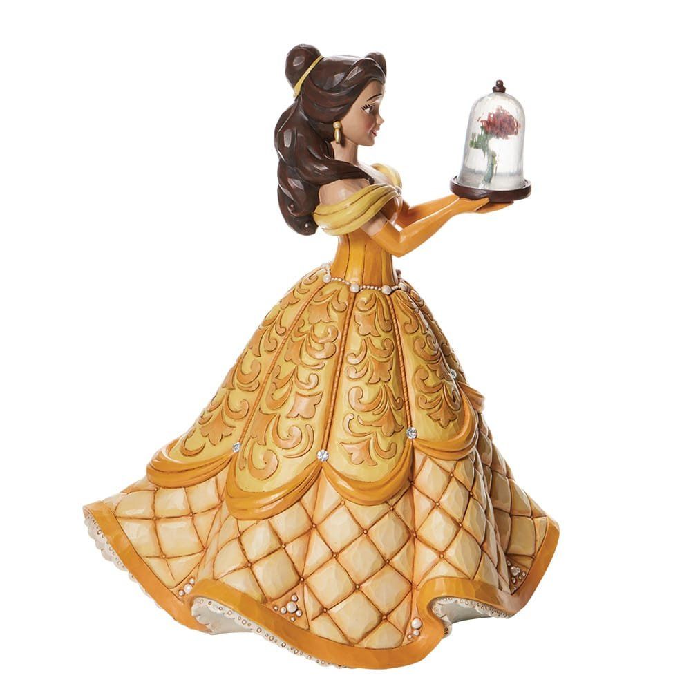 Belle-figuurtje in gele jurk met betoverde roos in haar hand.