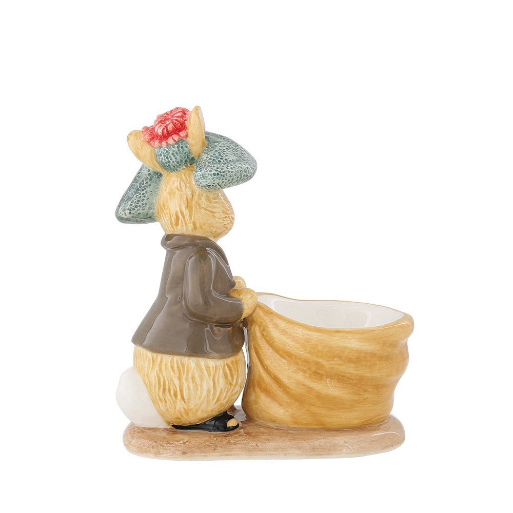 Konijnenfiguurtje met hoedje op, in een beige tas.