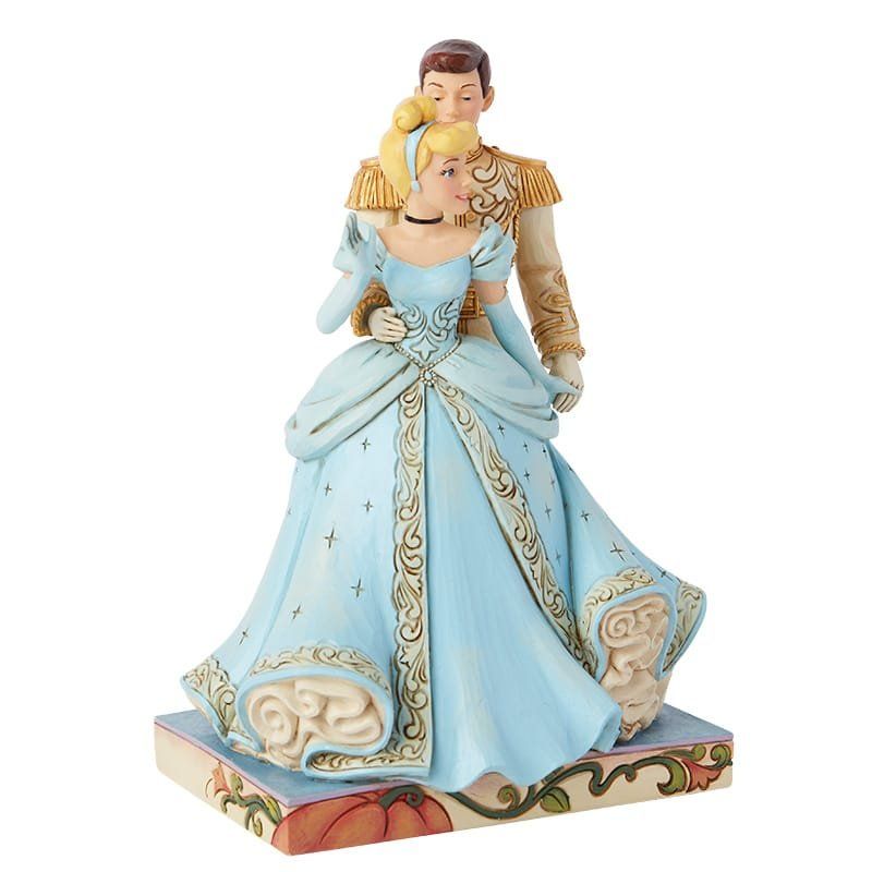 Beeldje van Assepoester en Prins Charmant, in blauw en goud, die elkaar omarmen.