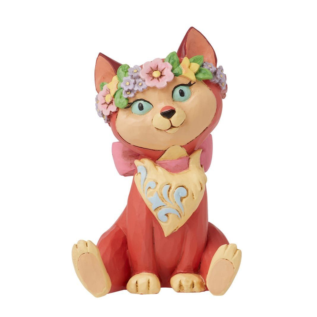 Speels rood kattenbeeldje met bloemenkroon en hartvormig slabbetje.