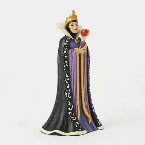 De boze koningin uit Sneeuwwitje houdt een rode appel vast en is gekleed in een zwarte mantel en op een kroon.