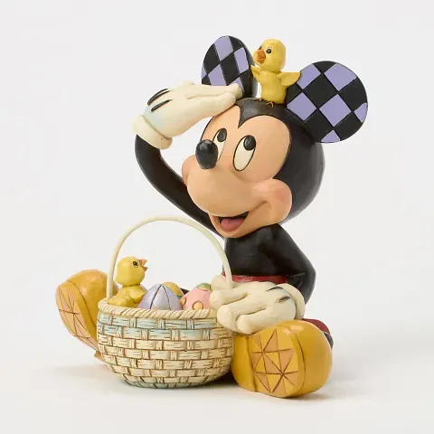 Een Mickey Mouse-figuurtje dat salueert met een mandje paaseieren en een kuikentje op zijn hoofd.