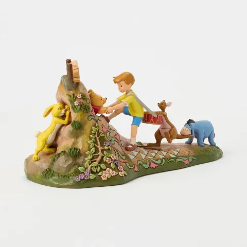 Winnie de Pooh en zijn vrienden, waaronder Christopher Robin, beklimmen een kleine heuvel. Kleurrijke figuren in een bosrijke omgeving.