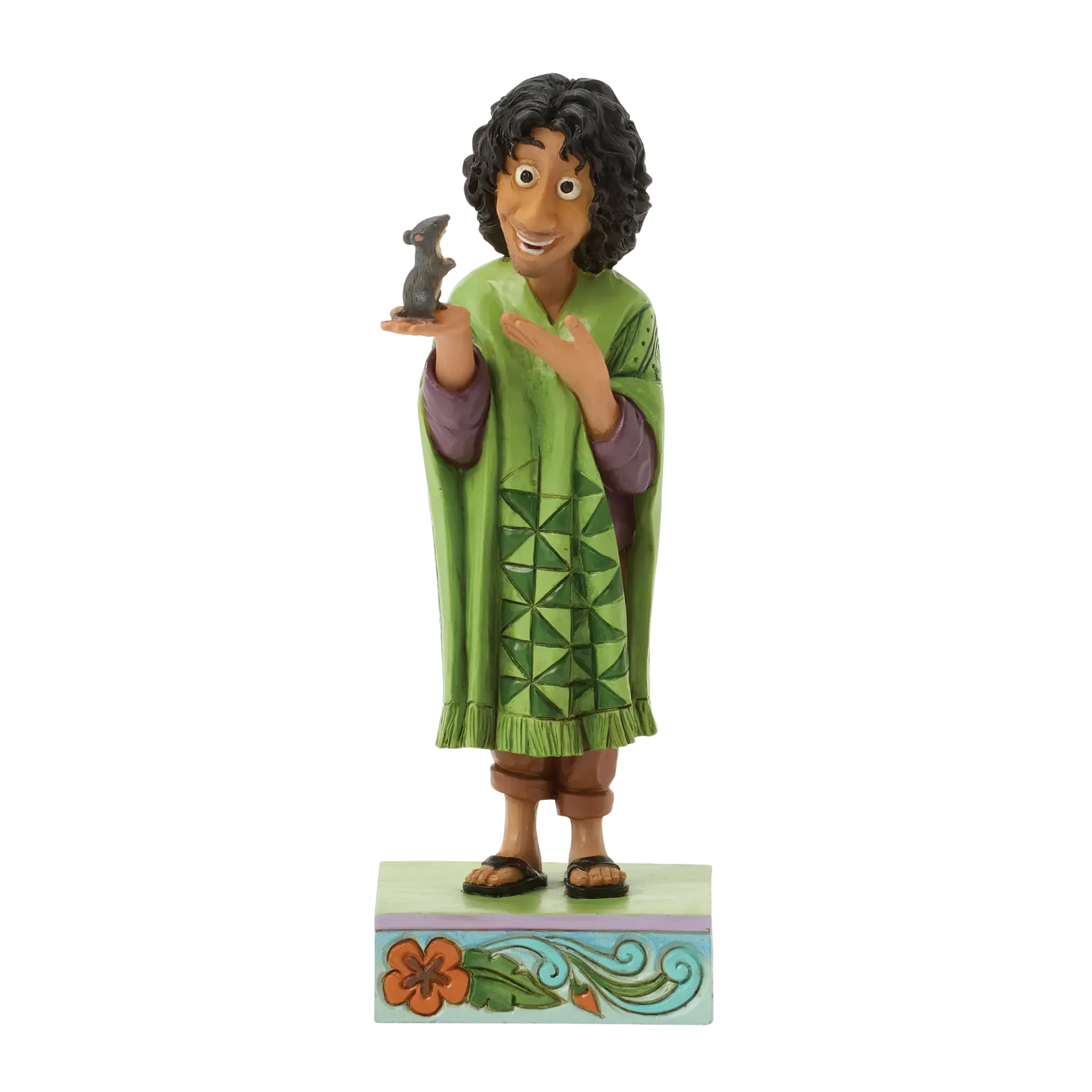 Standbeeld van het personage Bruno uit Encanto, met een groene poncho aan en een rat in zijn armen.