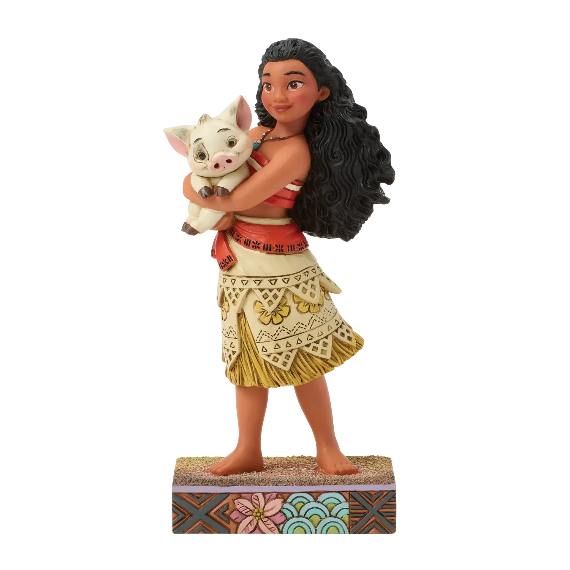 Een Moana-beeldje met een varken in haar armen, gekleed in een rood-gele outfit. Het beeldje staat op een versierde sokkel.