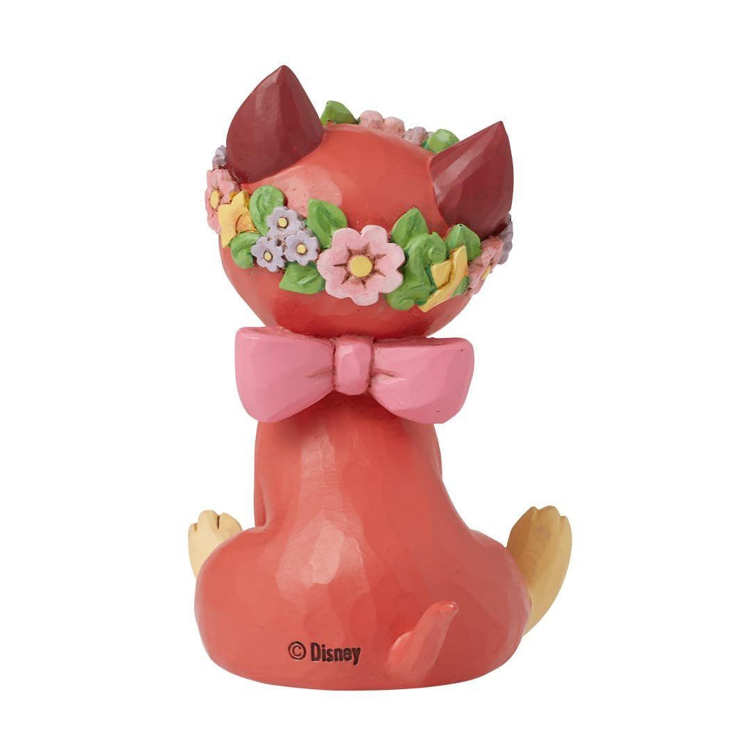 Speels rood kattenbeeldje met bloemenkroon en hartvormig slabbetje.