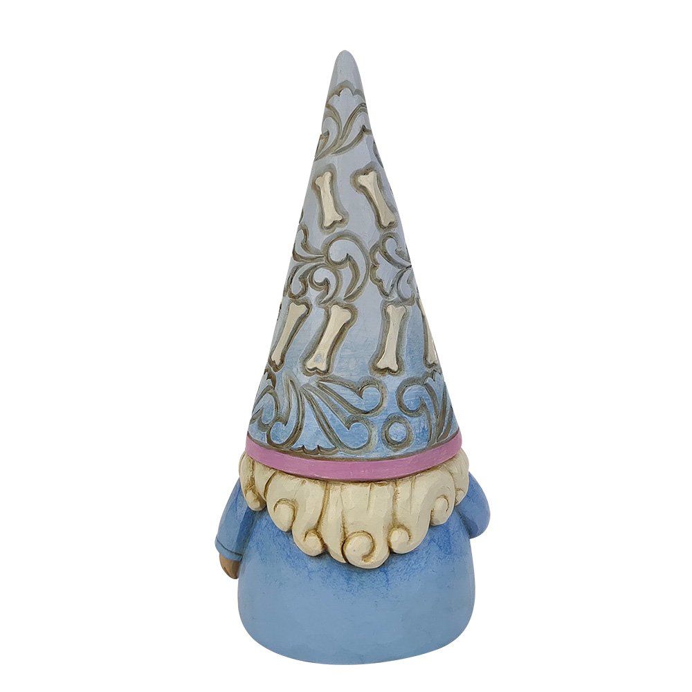 Een kabouterbeeldje met een lichtblauwe mantel en hoed, een witte baard en een klein gouden hondje met een roze halsband.