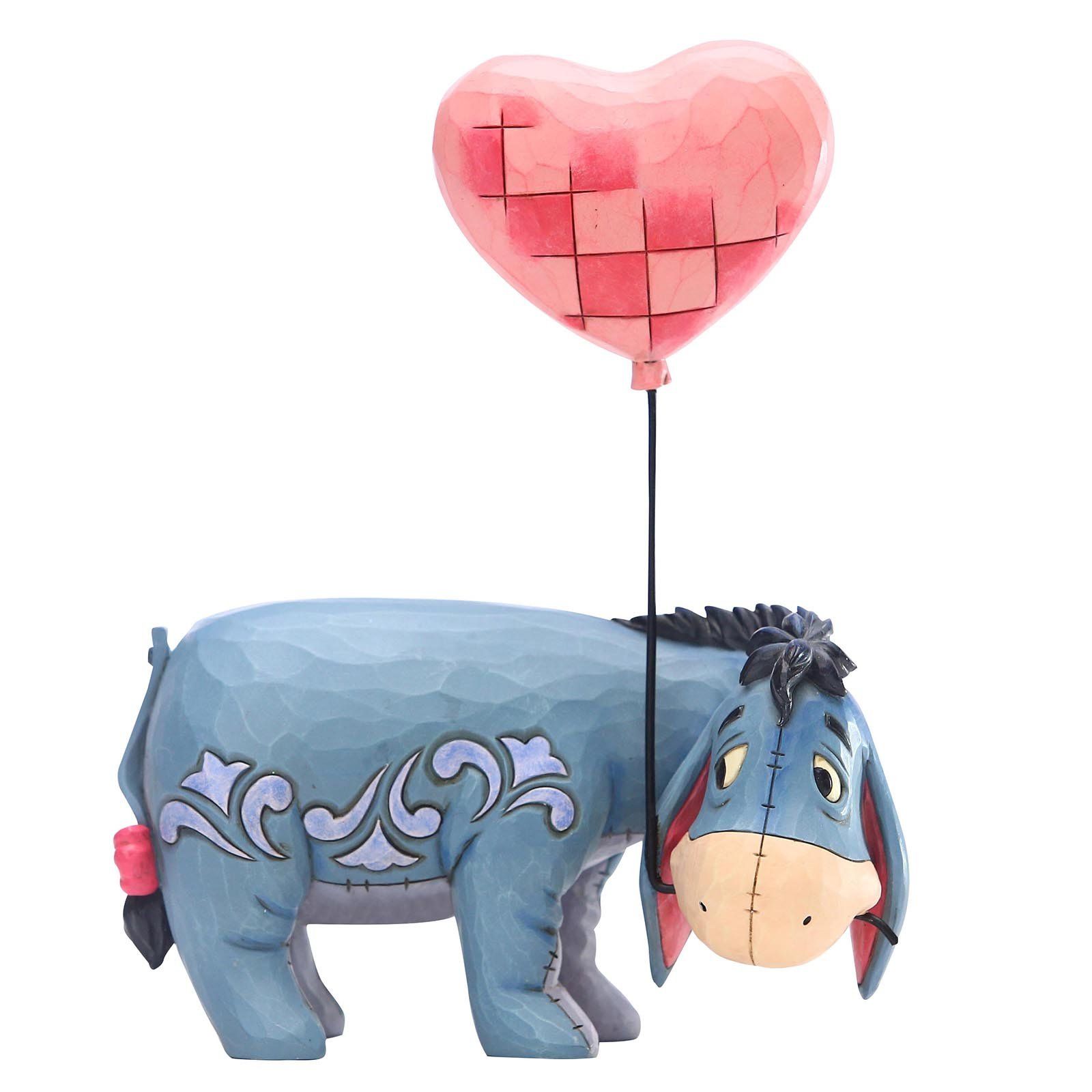 Iejoor houdt een roze hartvormige ballon vast.