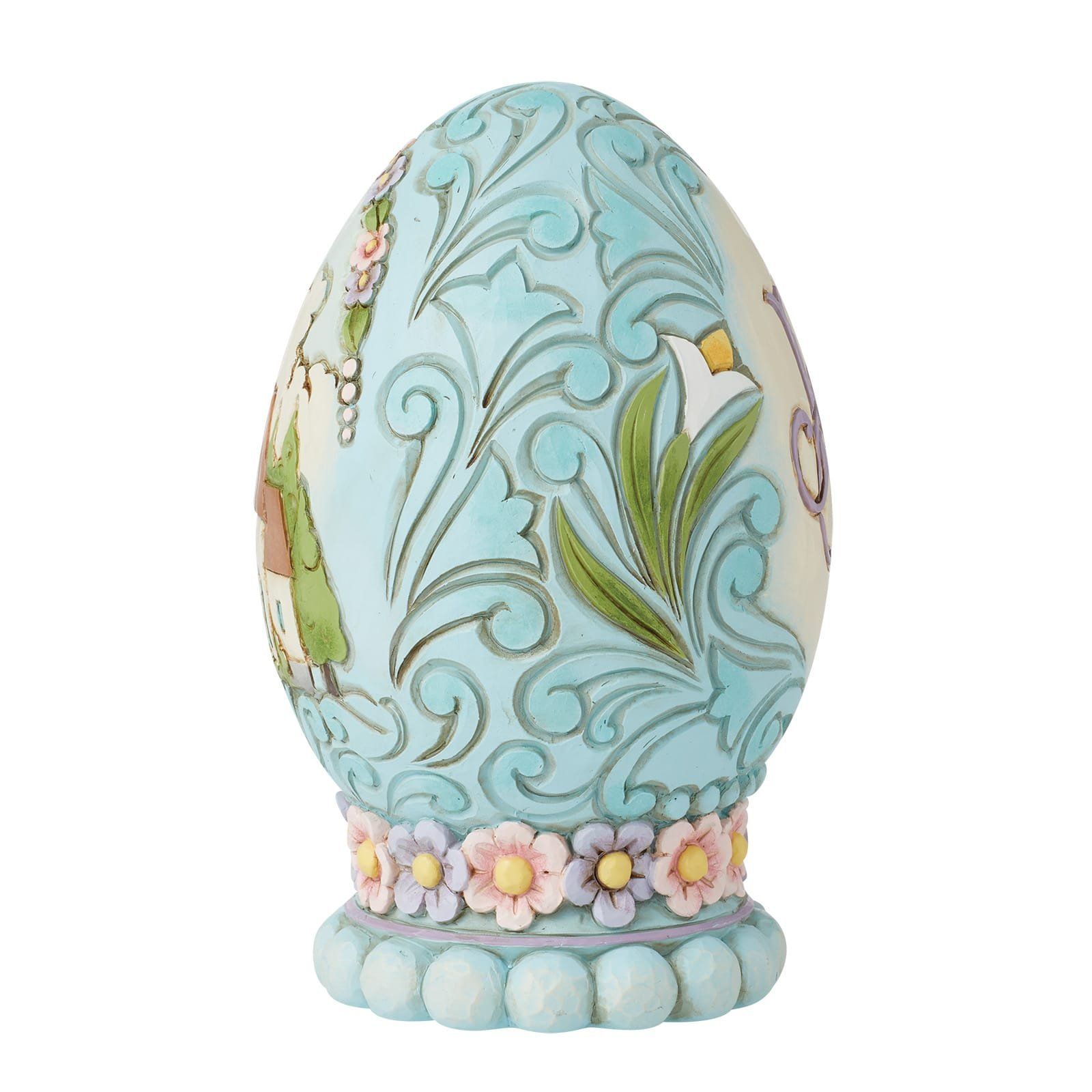 Decoratief blauw ei met een kerkscène en bloemdetails.