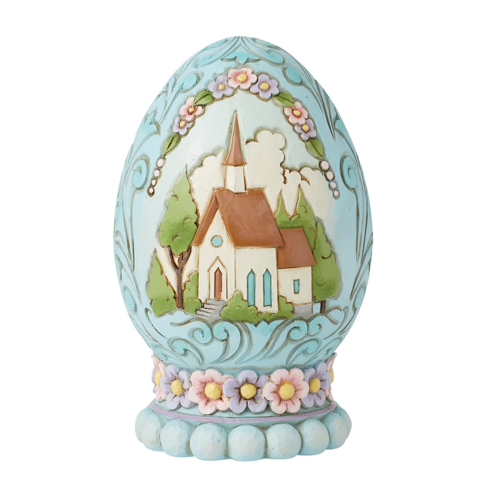 Decoratief blauw ei met een kerkscène en bloemdetails.