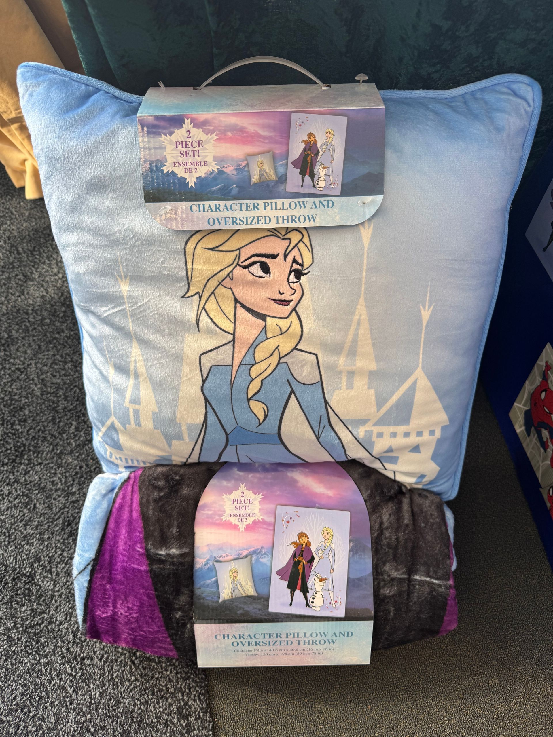 Kussen- en dekenset met Frozen-thema, met Elsa en Olaf. Blauw, paars en zilver overheersen.