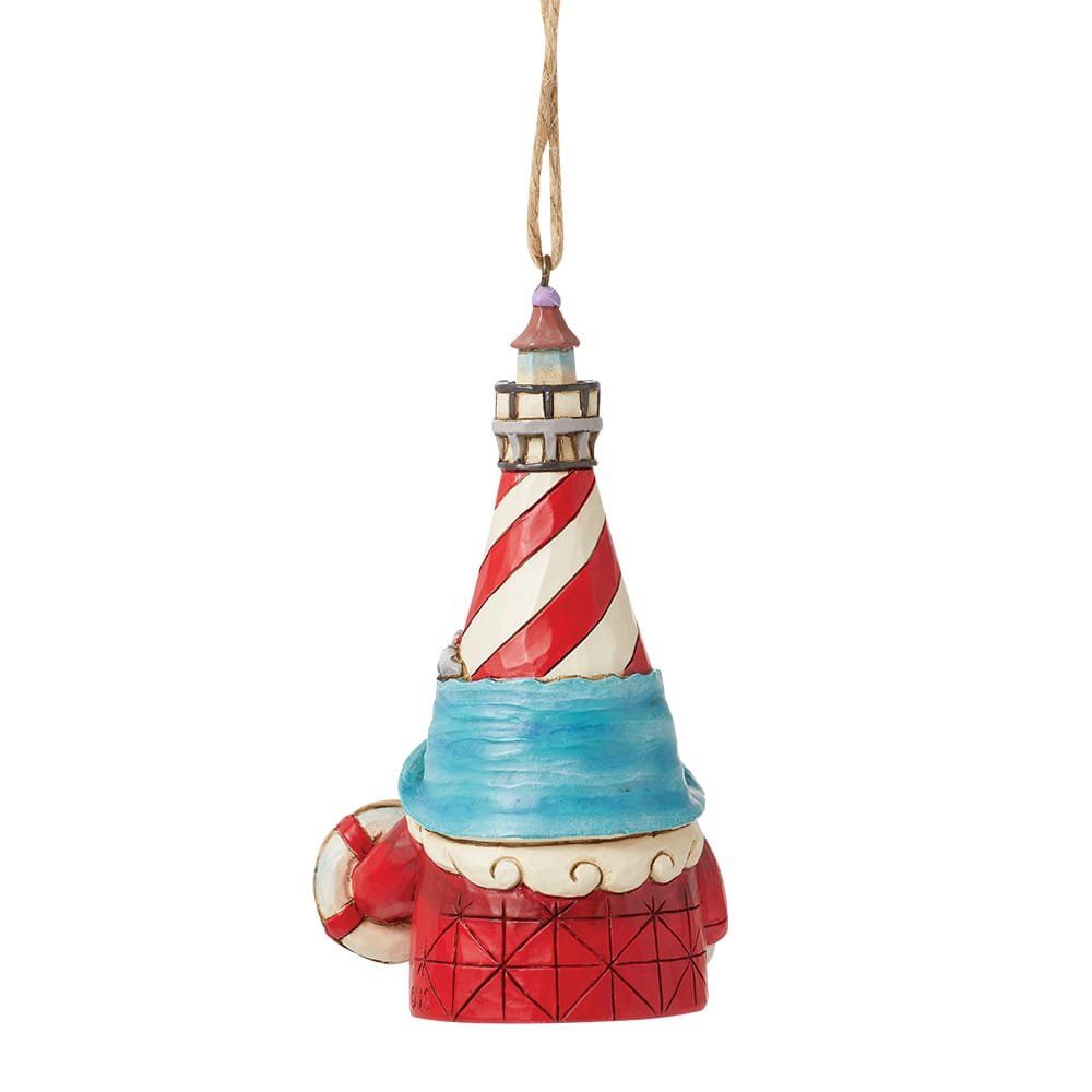 Een kerstornament in de vorm van een vuurtoren; met rode en witte strepen, een blauwe sjaal en een rode reddingsboei.