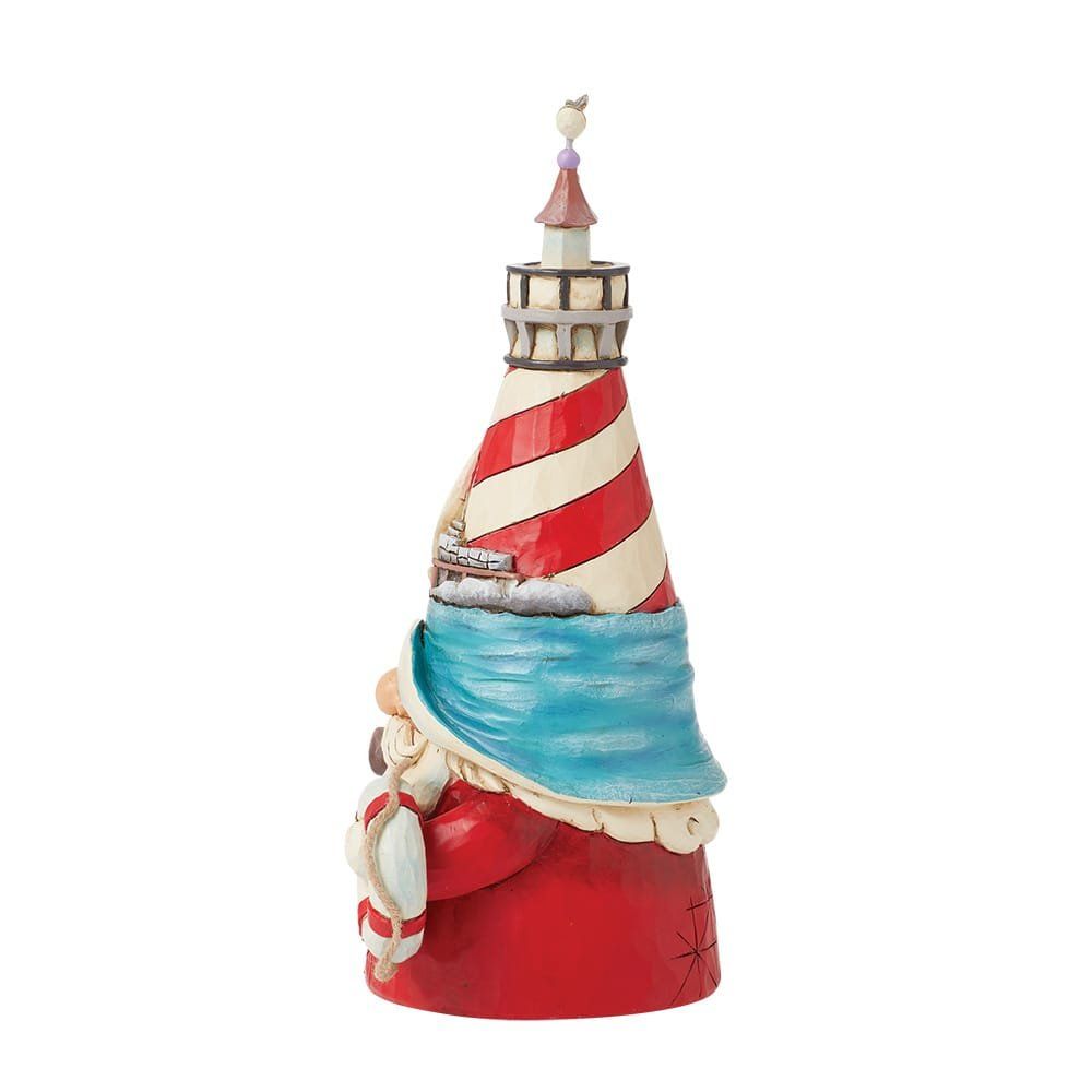 Een kerstmanfiguur met een vuurtorenlichaam, die een reddingsboei vasthoudt.