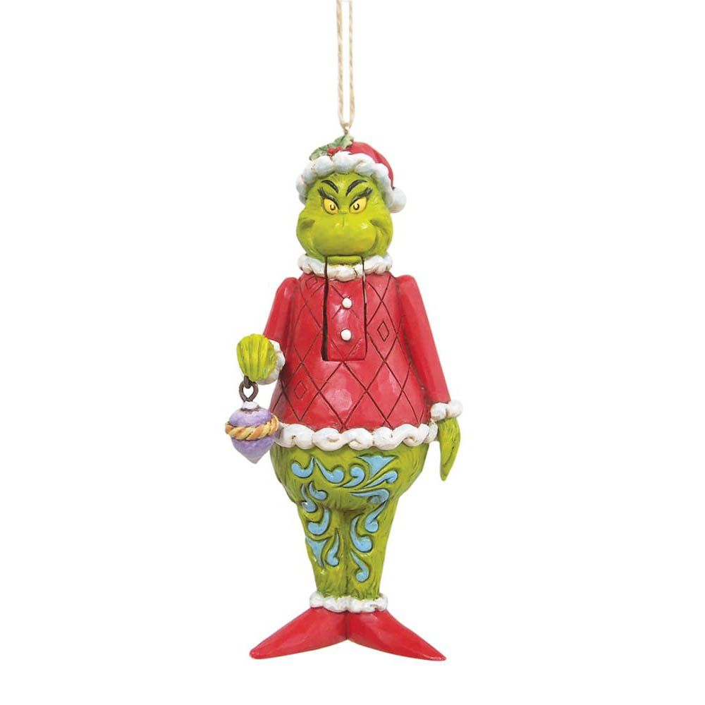 Een Grinch-figuur in rode en groene kleding met een paarse kerstbal in zijn hand.