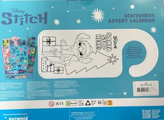Achterkant van een Disney Stitch adventskalenderdoos met een kleurplaat van Stitch met cadeautjes en een kerstboom.