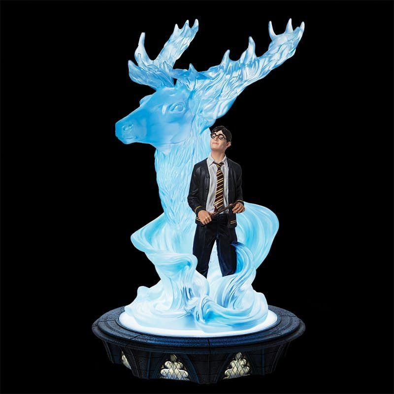 Harry Potter-beeldje met een oplichtende blauwe herten-Patronus.