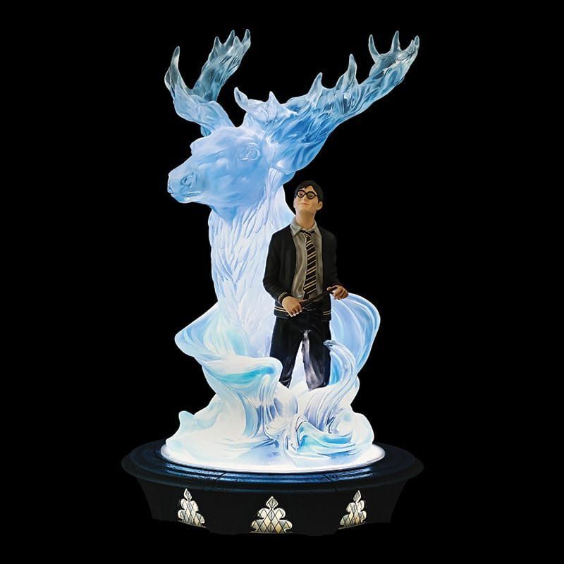 Een figuur van een man met een Patronus-hert, beide blauw oplichtend, bovenop een ronde sokkel.