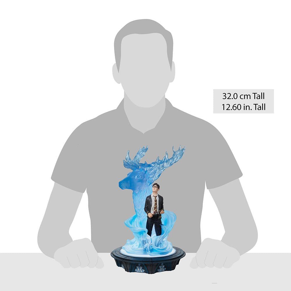 Harry Potter Patronus-beeldje, blauw hert met figuur, op een sokkel. 32,75 cm hoog.