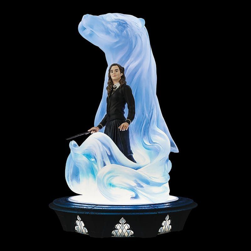 Afbeelding van Hermione Granger die een blauwe Patronus-spreuk uitspreekt.