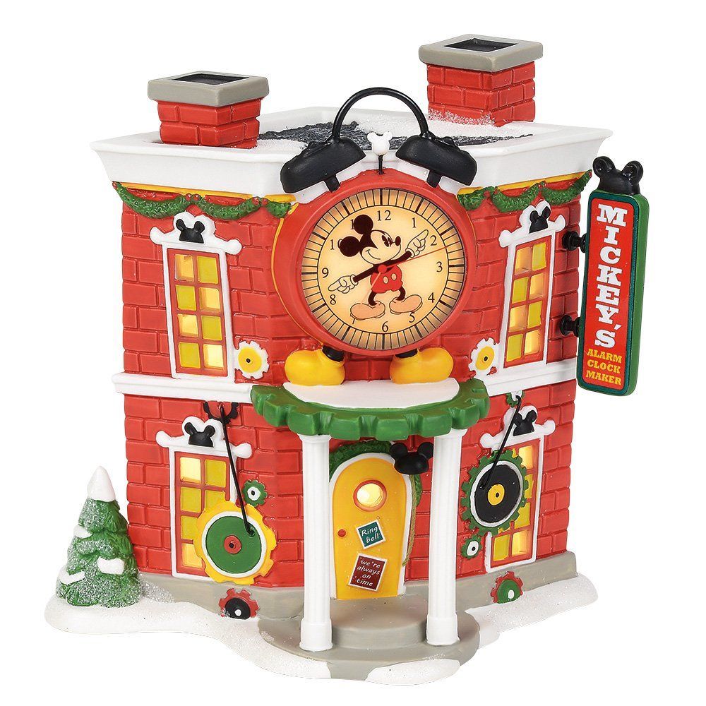 Disney-kerstdorp: een rood bakstenen gebouw met een klok, Mickey Mouse en sneeuw.
