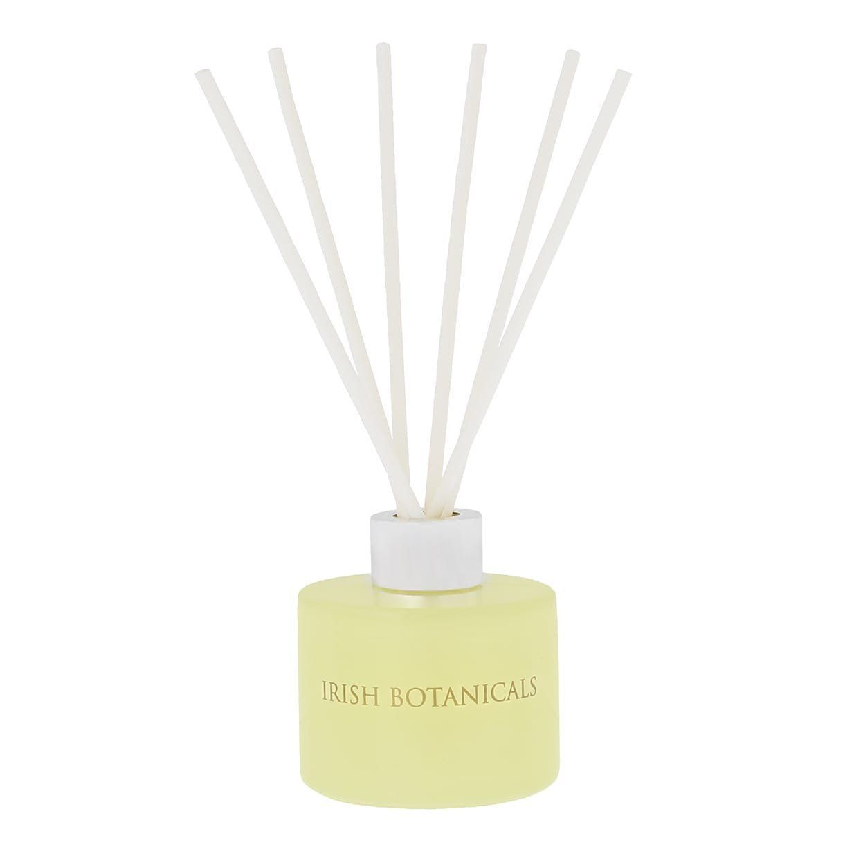 Gele diffuser met witte rietjes; op het etiket staat