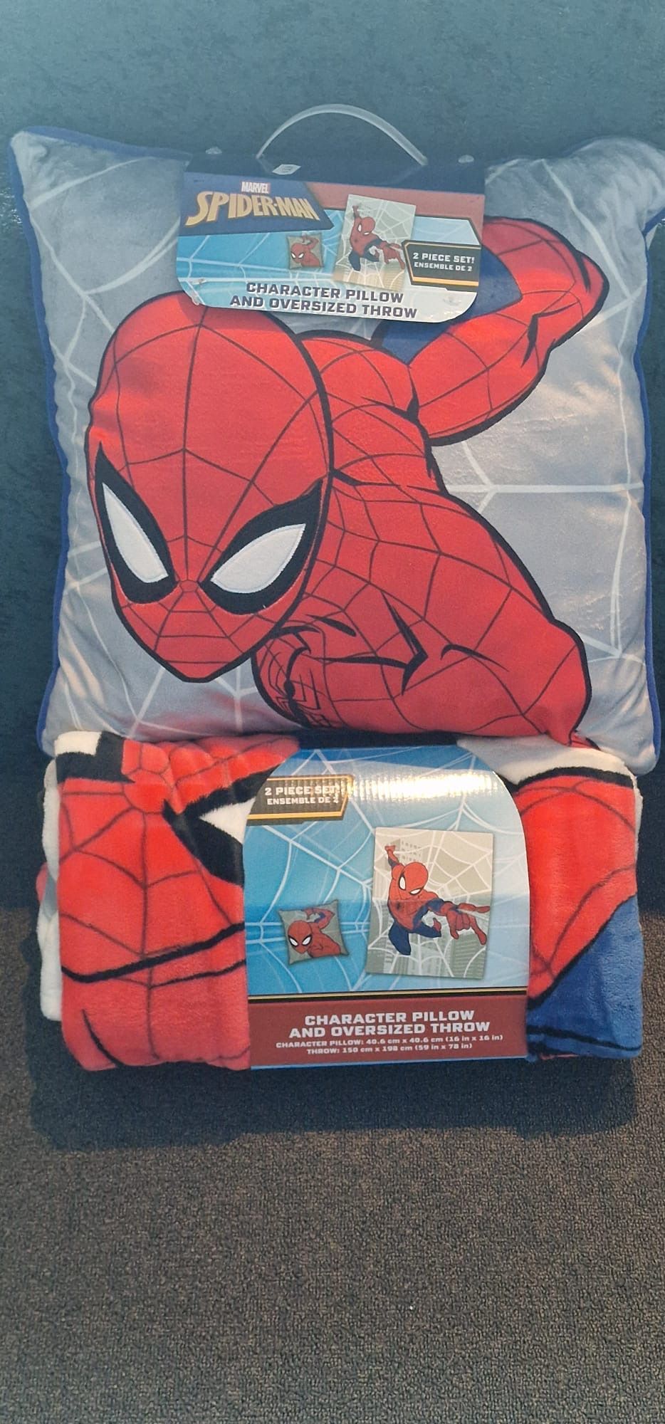 Spider-Man kussen- en dekenset, rood en blauw.