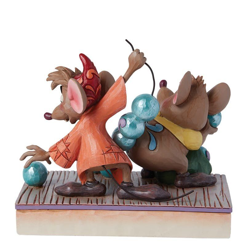 Twee Disney-muizen, Jaq en Gus, met blauwe kralen, op een platform. Jaq houdt een tas vast. Gus houdt een touwtje vast.