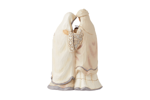 Kerststalbeeld: Maria, Jozef en het kindje Jezus in crèmekleurige gewaden.