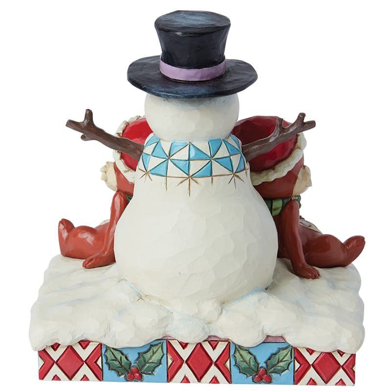 Chip en Dale kerstfiguurtje met sneeuwpop, die kerstmutsen dragen en elkaars hand vasthouden.