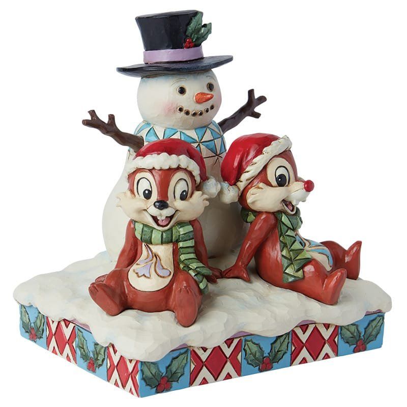 Chip en Dale met een kerstfiguurtje in de vorm van een sneeuwpop. Rode, groene en blauwe kleuren. Sneeuw, lachende gezichtjes en kerstmutsen.