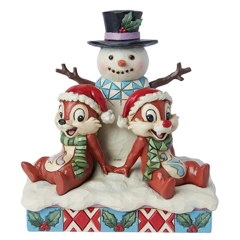 Chip en Dale kerstfiguurtje met sneeuwpop, die kerstmutsen dragen en elkaars hand vasthouden.