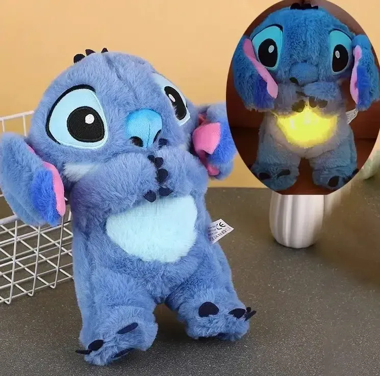 Blauwe Stitch-knuffel met grote ogen en een oplichtende buik.