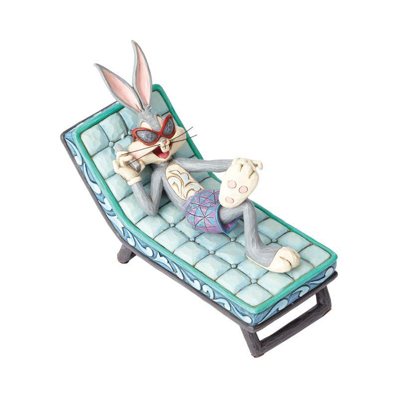 Bugs Bunny ligt ontspannen in een ligstoel, met een zonnebril en zwemkleding aan.