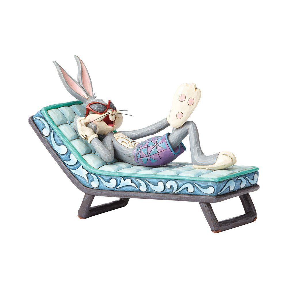Bugs Bunny, met zonnebril op, zit ontspannen in een blauwe ligstoel te lezen.