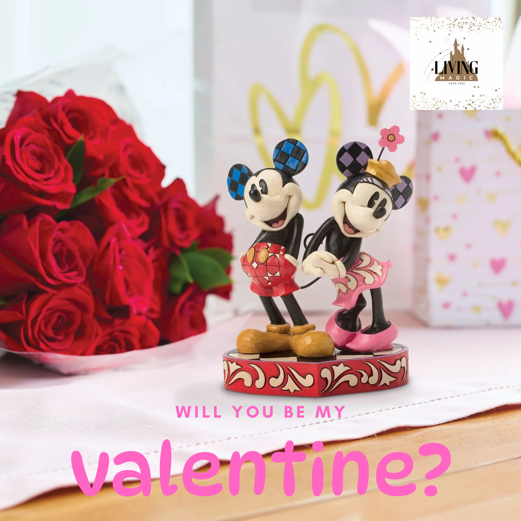 Een beeldje van Mickey en Minnie Mouse, een boeket rode rozen en een cadeautas met de tekst 
