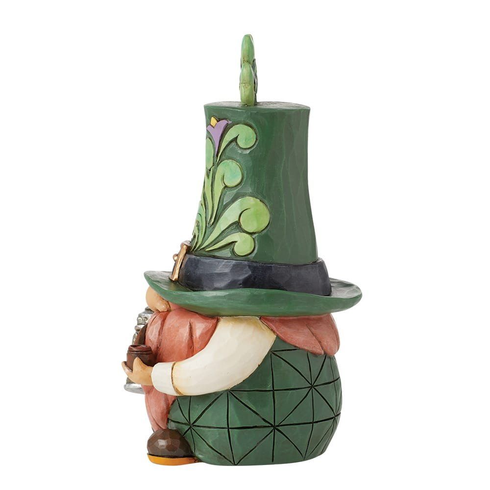 Een kabouterfiguurtje met een groene hoed, die een bierpul en een pijp vasthoudt.