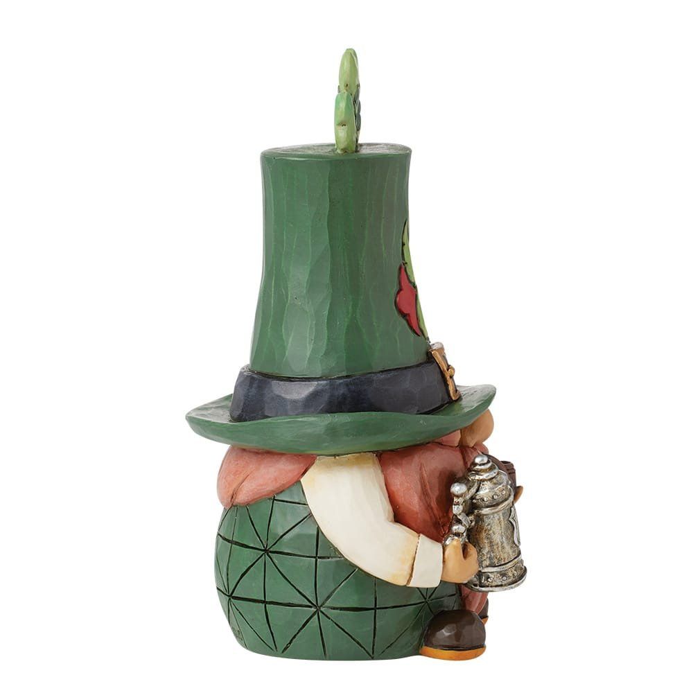 Een kabouterfiguurtje voor St. Patrick's Day, van opzij gezien, met een bierpul in zijn hand en een groene hoed op.