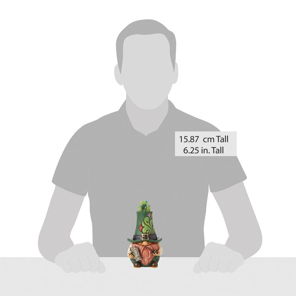 Een kabouterfiguurtje met een groene hoed en een oranje baard op een tafel.