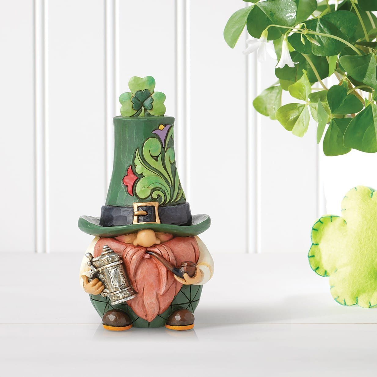 Kabouterfiguurtje met groene hoed, baard en bierpul. Decoratie met klavertjes.