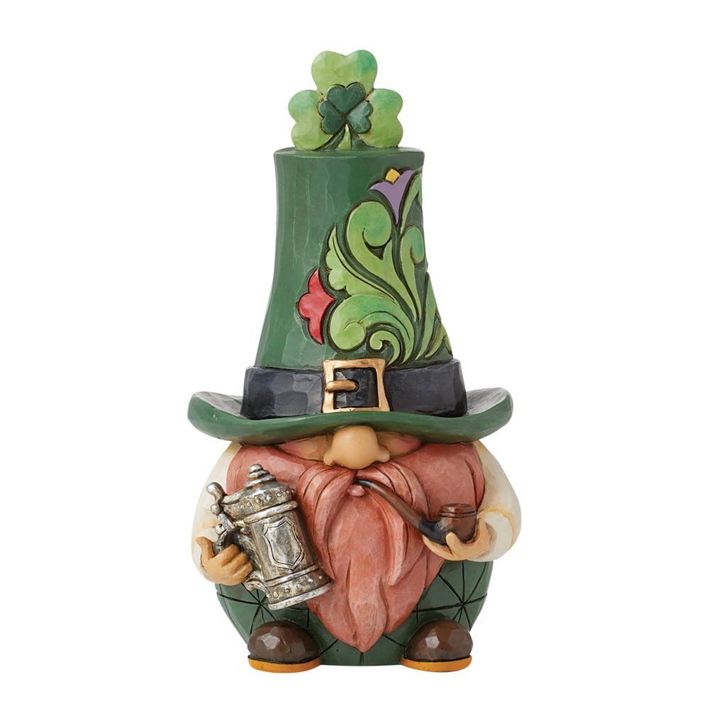 Een kabouterfiguurtje met een groene hoed, die een bierpul en een pijp vasthoudt.