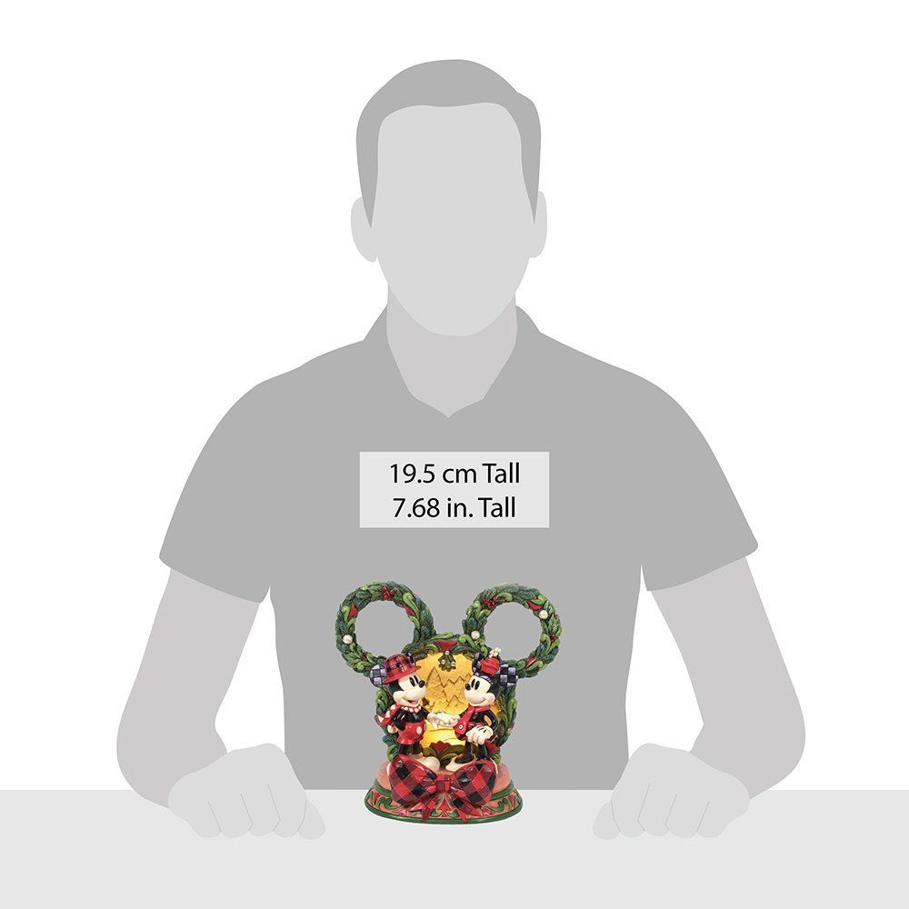 Een kerstfiguurtje van Mickey en Minnie Mouse met een krans.