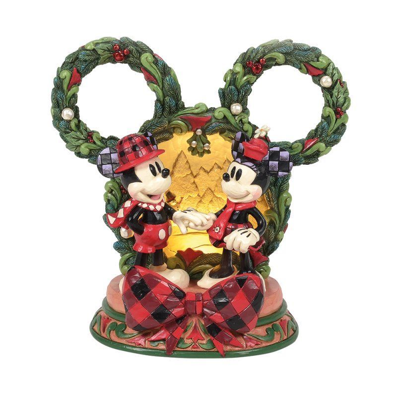 Een kerstfiguurtje van Mickey en Minnie Mouse met een krans.