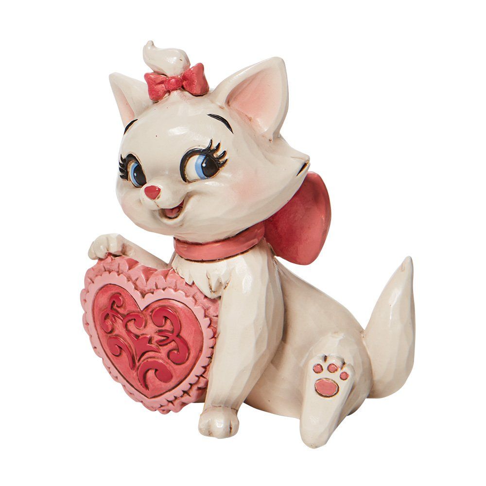 Het beeldje van kat Marie houdt een roze hartje vast, draagt ​​een strik en heeft een lachende uitdrukking.