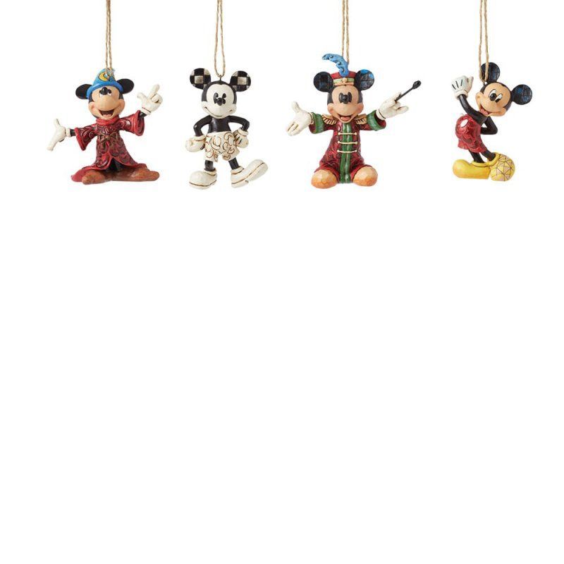 Vier Mickey Mouse-kerstornamenten hangen aan een touwtje.
